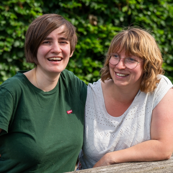 Kim en Bianca zitten lachend naast elkaar