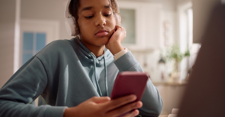 Jongere zoekt hulplijn via smartphone