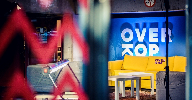 Sfeerbeeld van een OverKophuis met biljarttafel en zetel