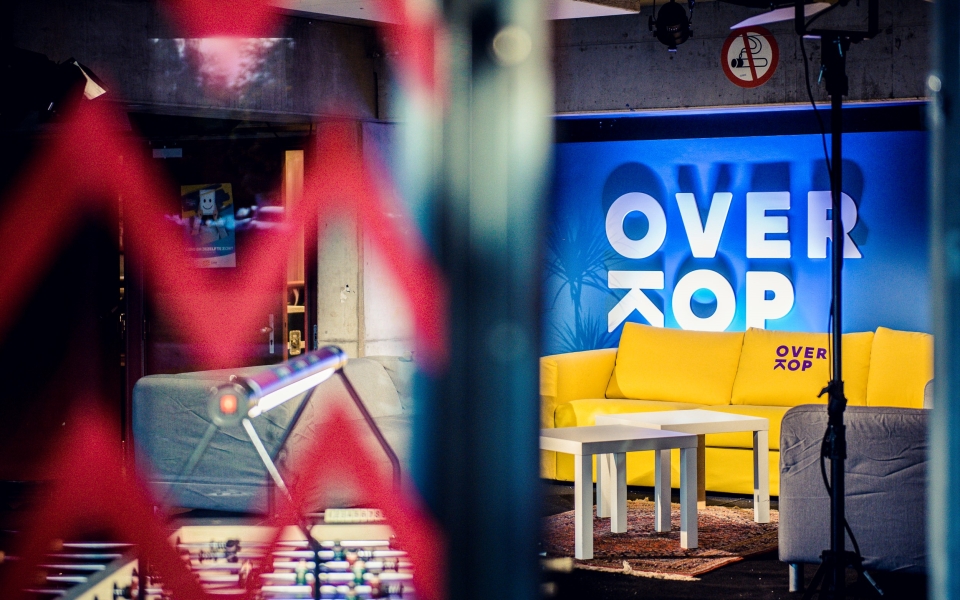 Sfeerbeeld van een OverKophuis met biljarttafel en zetel