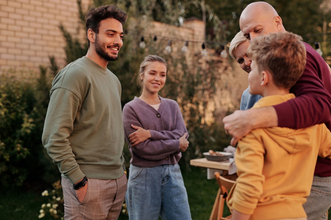Jongere wordt voorgesteld aan familie