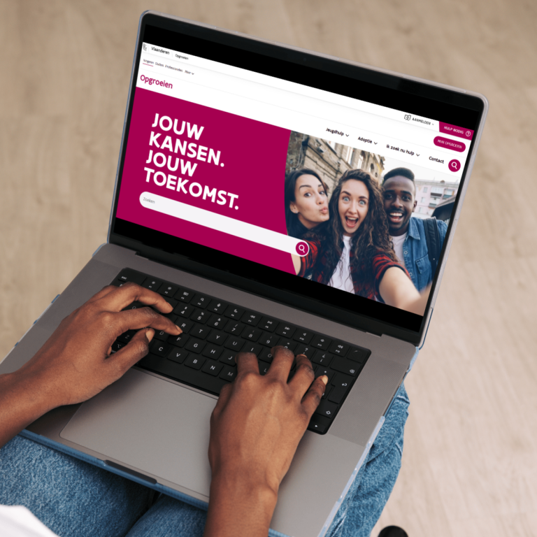 Jongere suft naar de homepagina van jongeren.opgroeien.be via laptop
