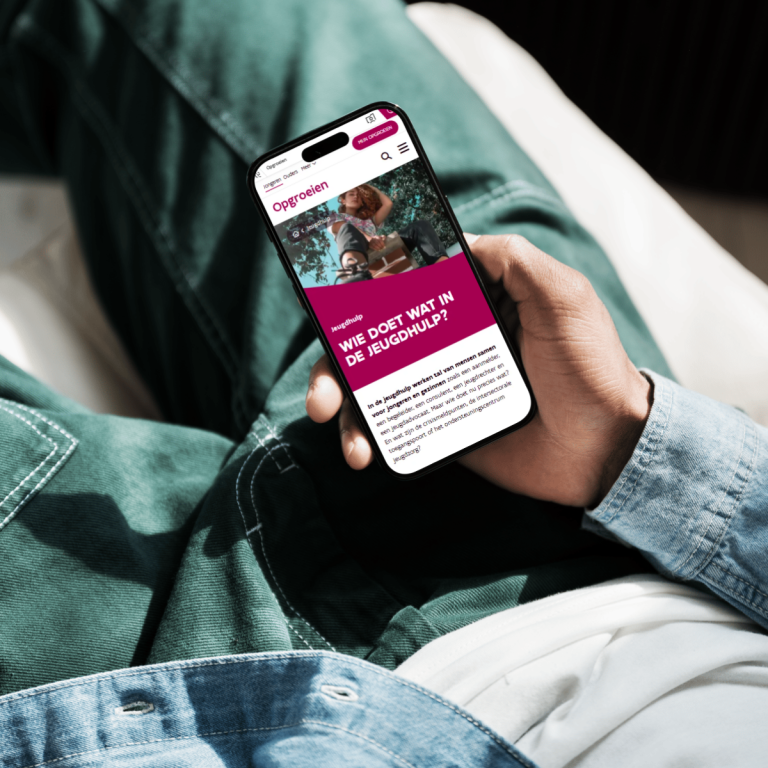 Jongere surft naar website jongeren.opgroeien.be