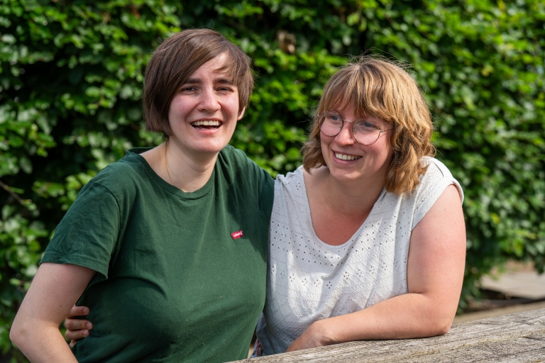 Kim en Bianca zitten lachend naast elkaar